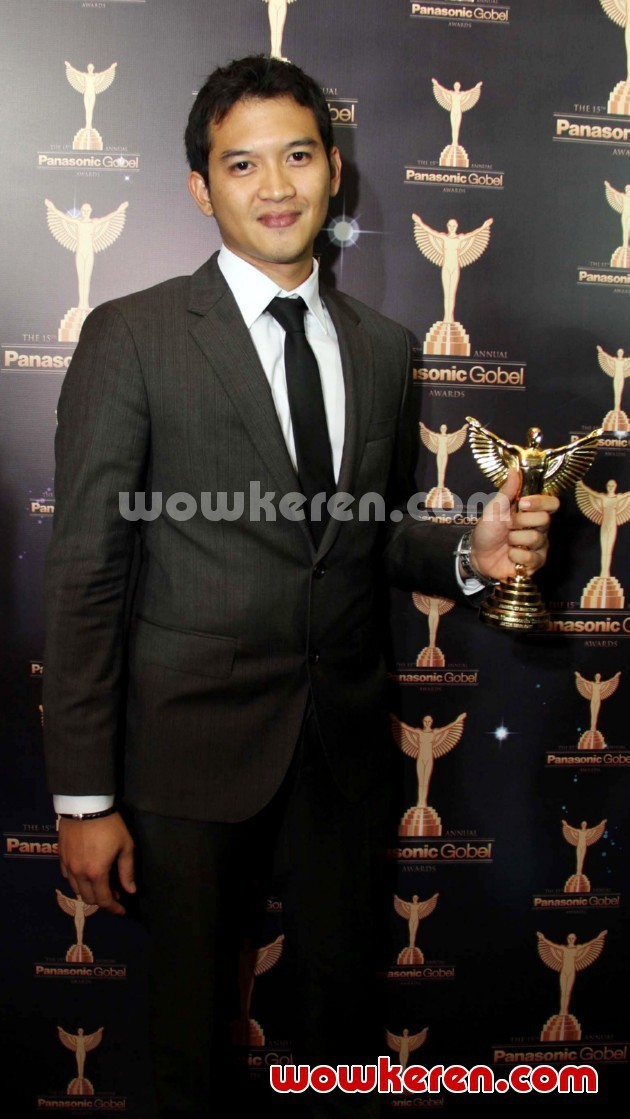 Gambar Foto Rezky Aditya Sabet Piala PGA Kategori Aktor Terbaik