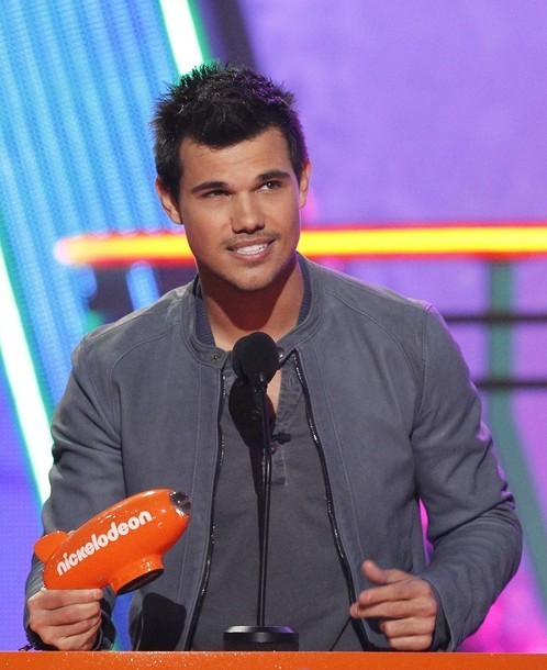 Gambar Foto Taylor Lautner di Kids' Choice Awards 2012