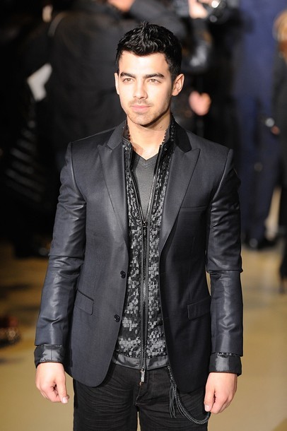 Gambar Foto Joe Jonas di Milan Fashion Week