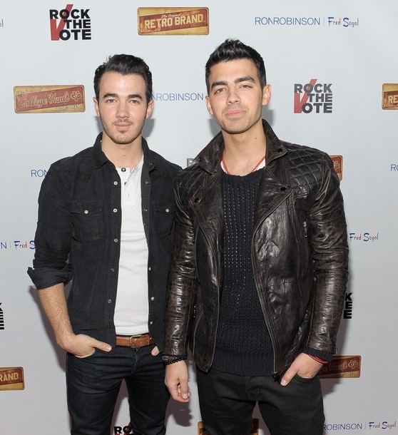 Gambar Foto Kevin Jonas dan Joe Jonas di Rock The Vote Kick-Off