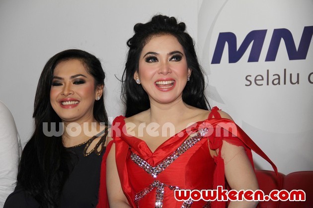 Gambar Foto Syahrini dan Aisyahrani Saat Ditemui di MNCTV Pondok Gede