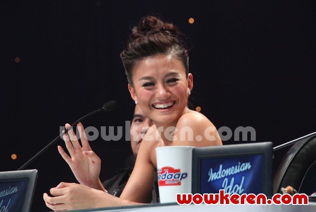 Gambar Foto Agnes Monica Sebagai Juri Indonesian Idol 2012