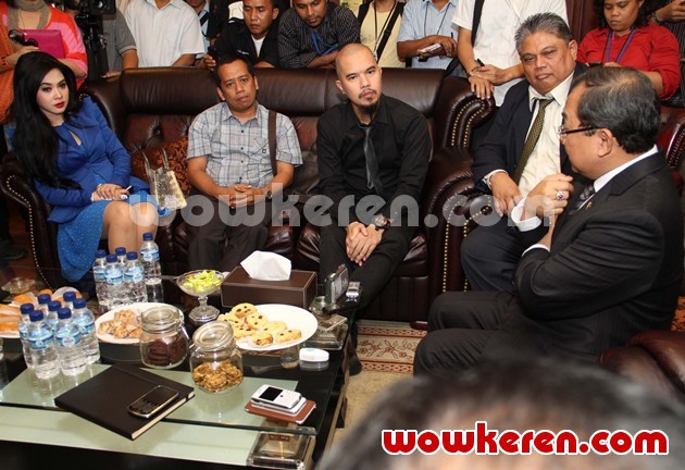 Gambar Foto Syahrini dan Ahmad Dhani Berbincang dengan Wakil Ketua DPR