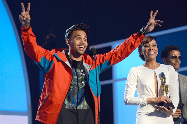 Gambar Foto Chris Brown Meraih Penghargaan 'Top R&B Artist'