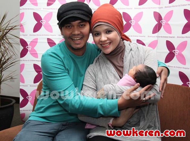 Gambar Foto Indra Bekti dan Aldila Jelita di RSIA Brawijaya Bersama Anak
