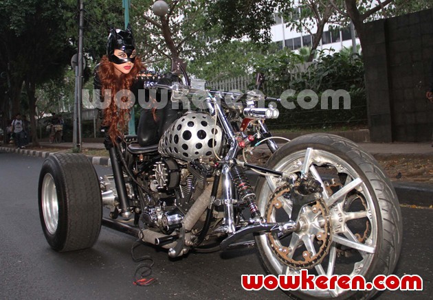 Gambar Foto Dewi Persik Berpose Di Atas Motor