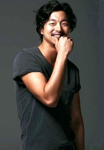 Gambar Foto Gong Yoo Berpose Untuk Majalah Movieweek