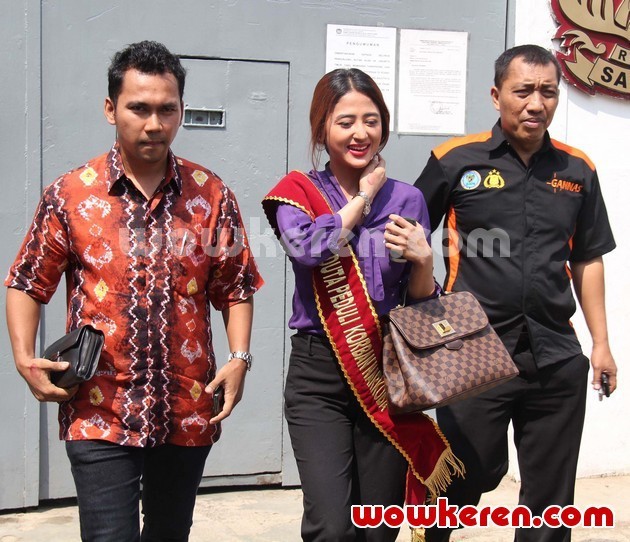 Gambar Foto Dewi Persik dan Tim DPP GANNAS Saat Berkunjung ke Rutan Wanita Pondok Bambu