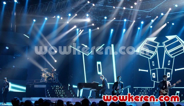 Gambar Foto Peterpan di Panggung 'Result & Reunion Show' Indonesian Idol 2012