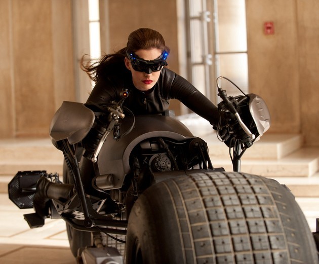 Gambar Foto Anne Hathaway Sebagai Selina Kyle/Catwoman di Film 'The Dark Knight Rises'
