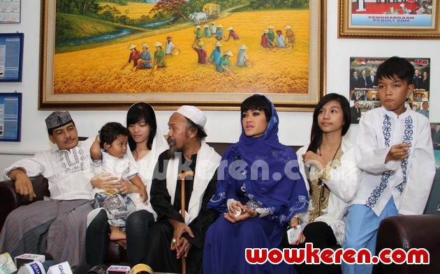 Gambar Foto Angkasa Jaya, Habib Abdurrahman dan Julia Perez Saat Ditemui di Gedung BNN