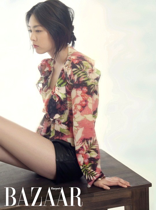 Gambar Foto Lee Yeon Hee Berpose untuk Majalah Harper's Bazaar