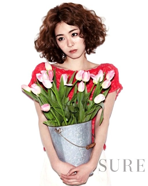 Gambar Foto Lee Yeon Hee Berpose untuk Majalah Sure