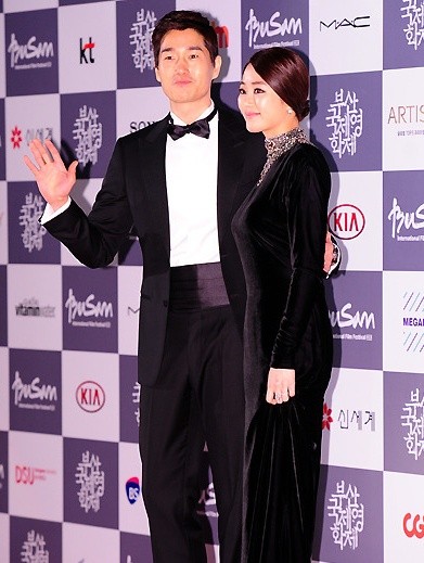 Gambar Foto Yoo Ji Tae dan Kim Hyo Jin di Red Carpet Busan Film Festival 2012