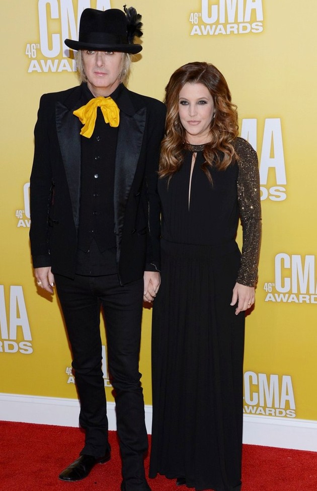 Gambar Foto Michael Lockwood dan Lisa Marie Presley di Red Carpet CMA Awards 2012