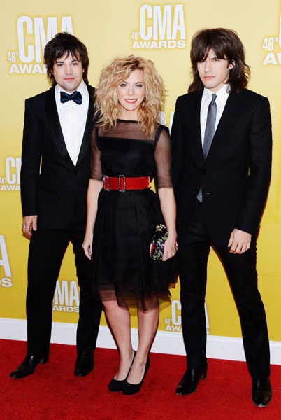 Gambar Foto The Band Perry di Red Carpet CMA Awards 2012