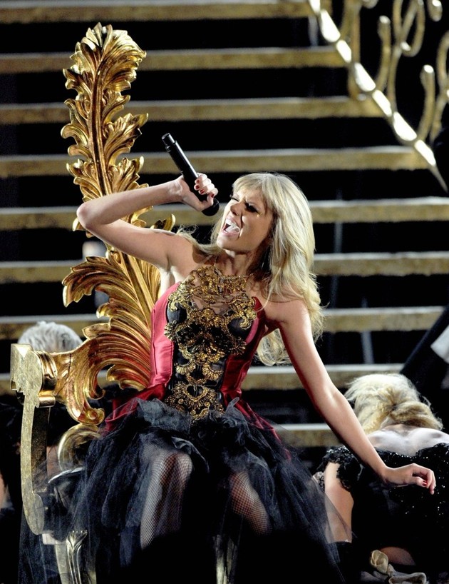 Gambar Foto Penampilan Taylor Swift di AMAs 2012