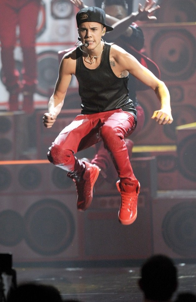 Gambar Foto Penampilan Justin Bieber di AMAs 2012