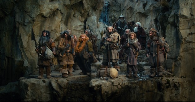 Gambar Foto Bilbo Baggins, Gandalf dkk Berjalan Melewati Tebing