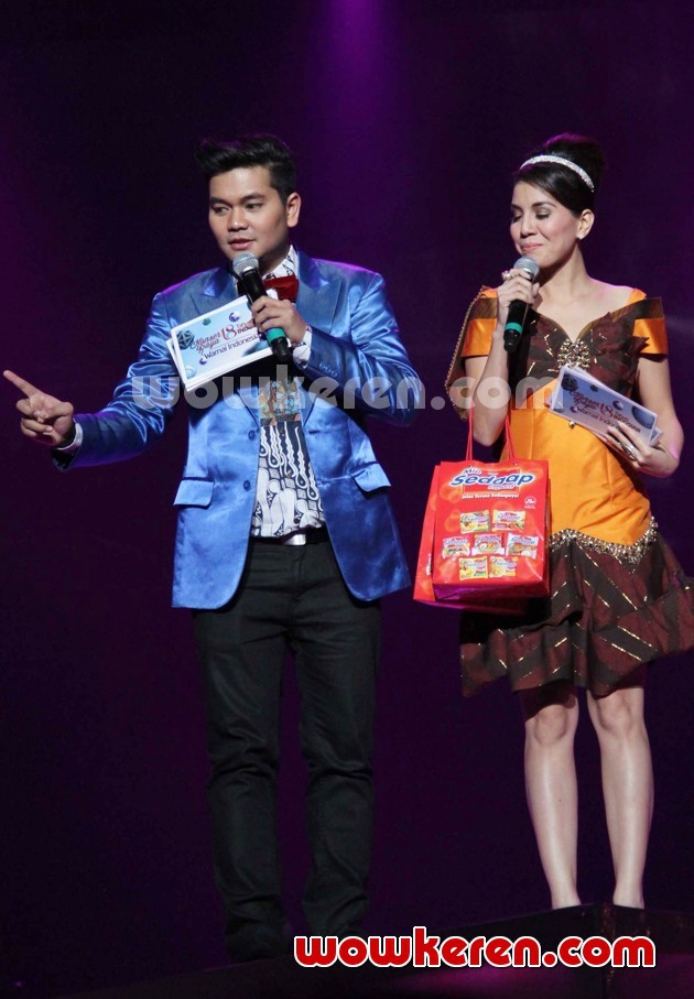 Gambar Foto Indra Bekti dan Tya Ariestya Menjadi Pembawa Acara Konser HUT Indosiar ke-18