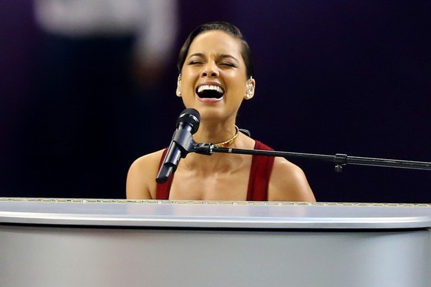 Gambar Foto Aksi Alicia Keys di Konser Super Bowl 2013