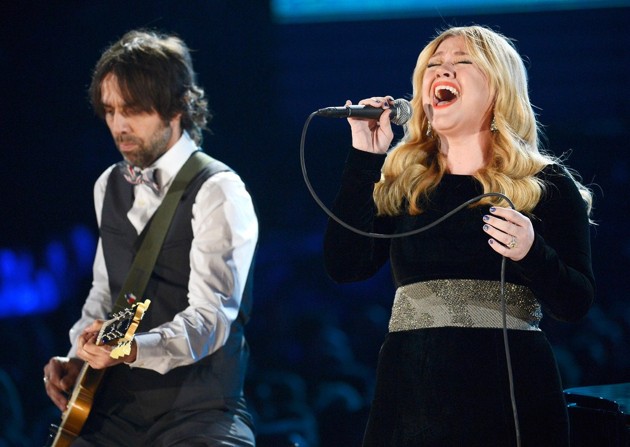 Gambar Foto Kelly Clarkson di Panggung Grammy Awards 2013