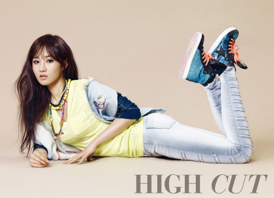 Gambar Foto Kwon Yuri Girls' Generation di Majalah High Cut Edisi Maret 2013