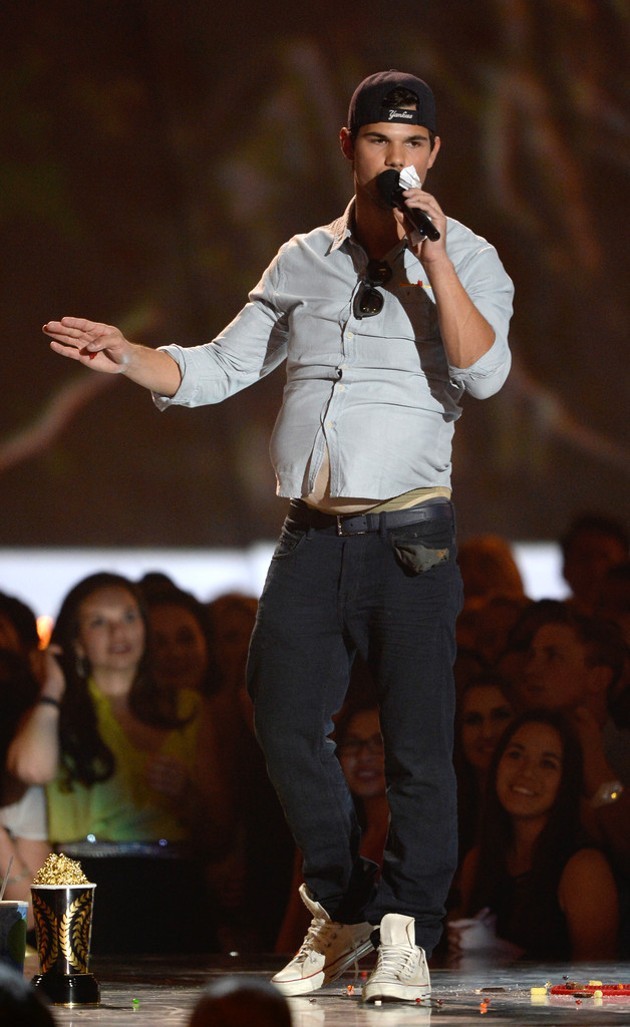 Gambar Foto Taylor Lautner Raih Piala Best Shirtless Performance