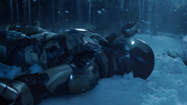 Gambar Foto Iron Man Terjatuh di Salju