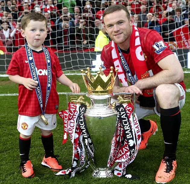 Gambar Foto Wayne Rooney Merayakan Kemenangan Bersama Putranya