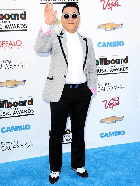 Gambar Foto PSY di Blue Carpet Billboard Music Awards 2013