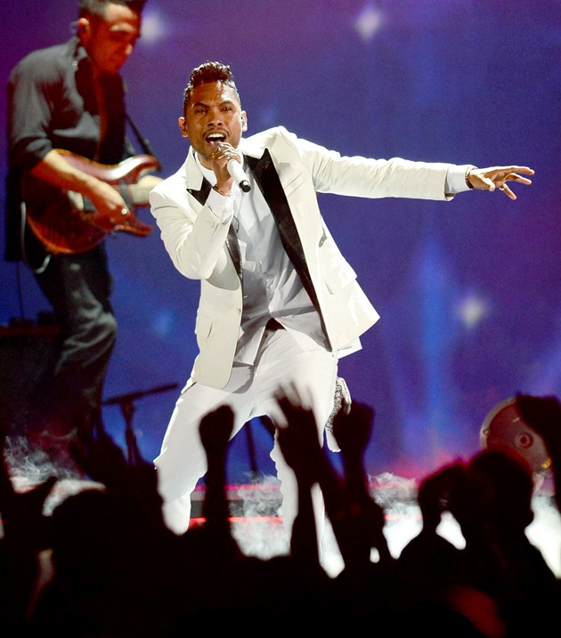 Gambar Foto Penampilan Miguel di Billboard Music Awards 2013