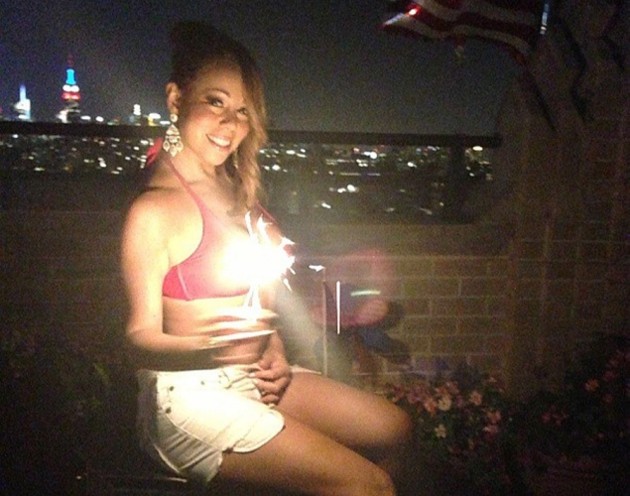 Gambar Foto Mariah Carey Bermain Kembang Api Peringati Fourth of July