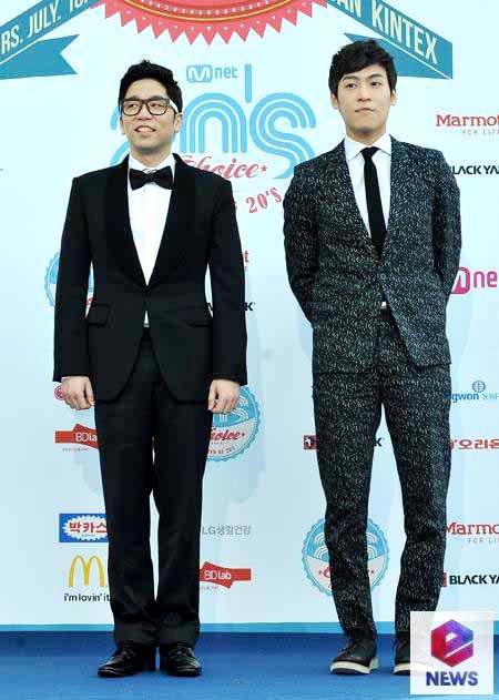 Gambar Foto Lee Juck dan John Park di Blue Carpet Mnet 20's Choice Awards 2013