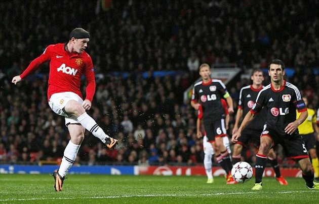 Gambar Foto Wayne Rooney Saat Mencetak Gol ke Gawang Bayern Lerverkusen