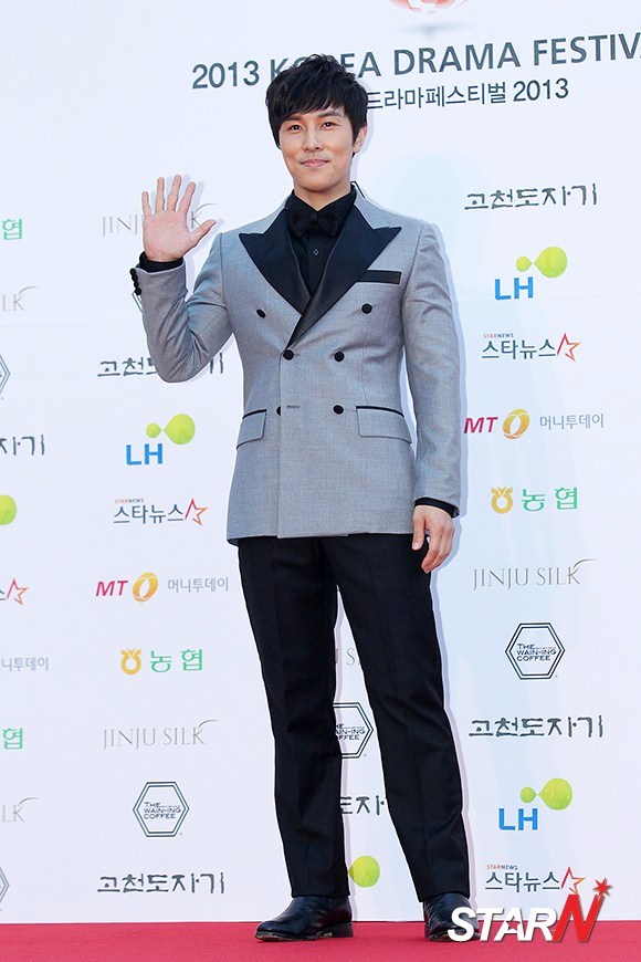 Gambar Foto Kim Dong Wan Shinhwa di Red Carpet Korean Drama Awards 2013