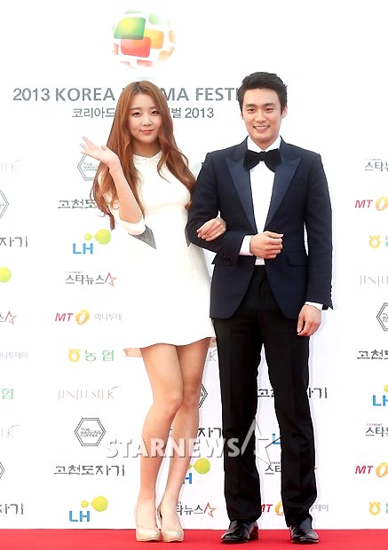Gambar Foto Subin Dal Shabet dan Oh Sang Jin di Red Carpet Korean Drama Awards 2013