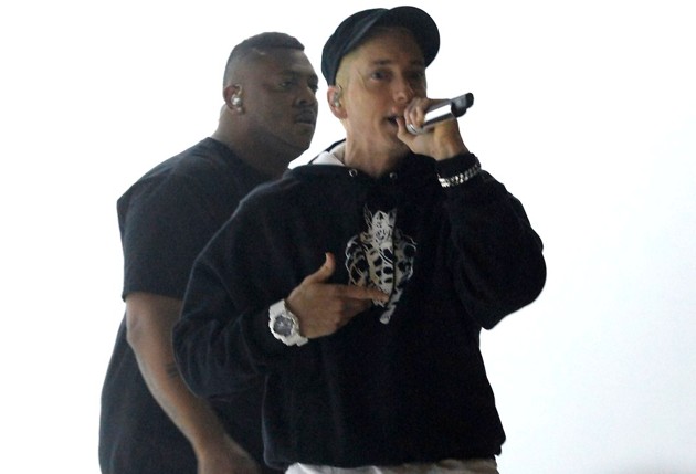 Gambar Foto Eminem Menyanyikan Single 'Rap God'