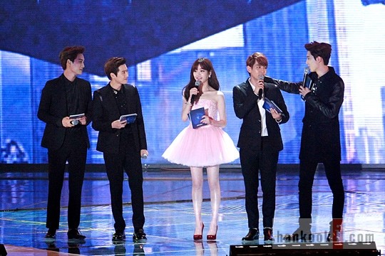 Gambar Foto Kai, Suho, Baekhyun, Chanyeol EXO dan Lee Yoo Bi Menjadi Host MelOn Music Awards 2013