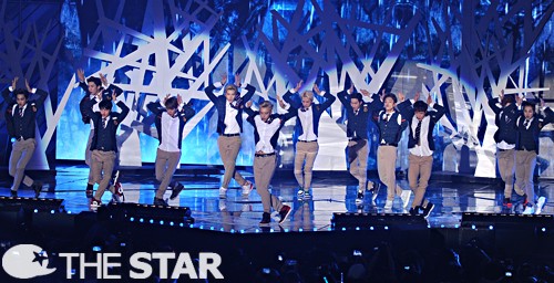 Gambar Foto EXO Nyanyikan 'Wolf' di Panggung MelOn Music Awards 2013