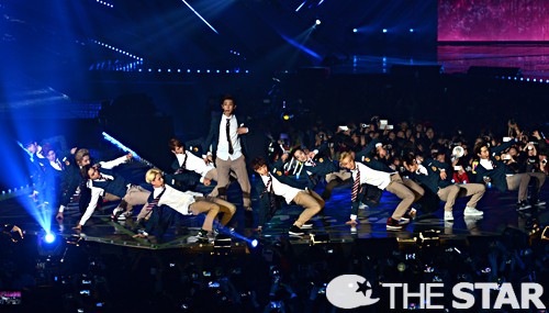 Gambar Foto EXO Nyanyikan 'Growl' di Panggung MelOn Music Awards 2013