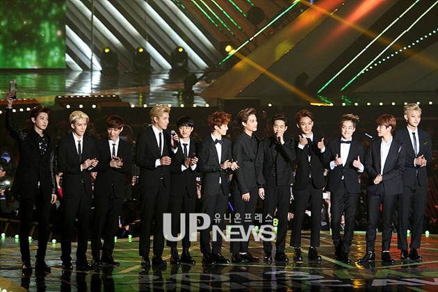 Gambar Foto EXO Raih Piala Melon Music Awards Top 10