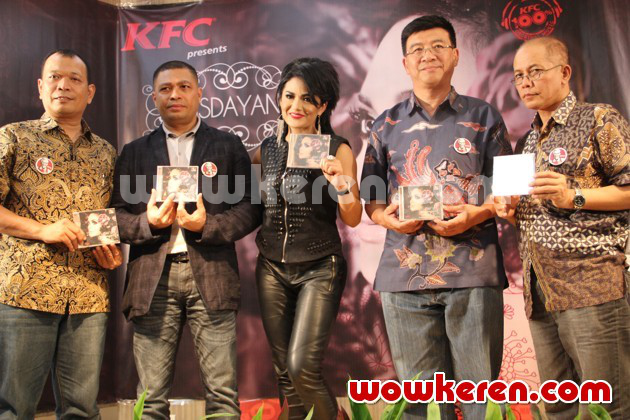 Gambar Foto Krisdayanti Saat Peluncuran Album 'Persembahan Ratu Cinta'