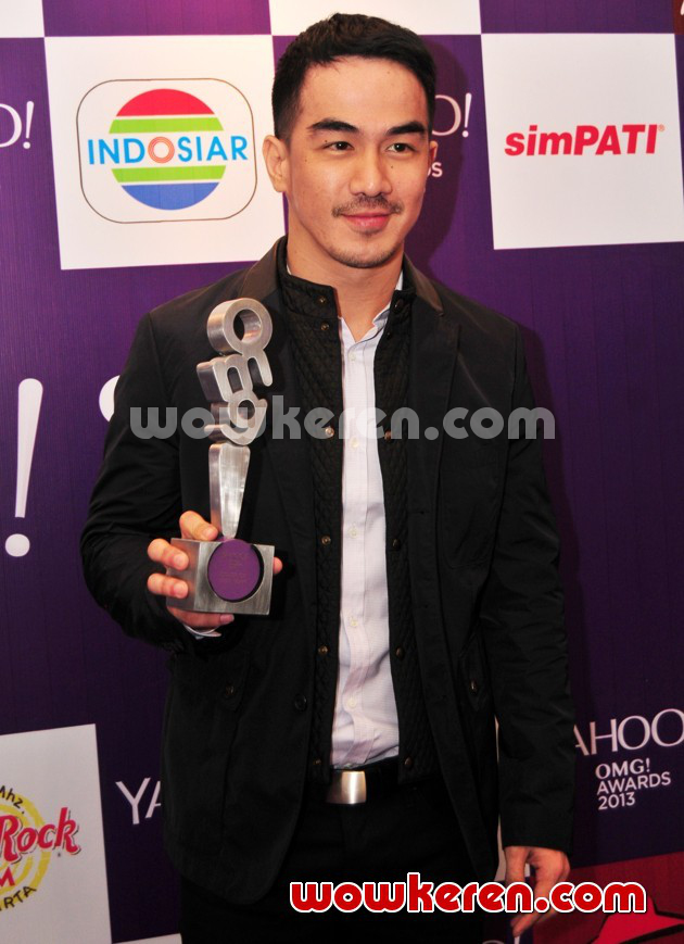 Gambar Foto Joe Taslim Raih Piala Celeb of the Year 'Yahoo OMG! Awards 2013'