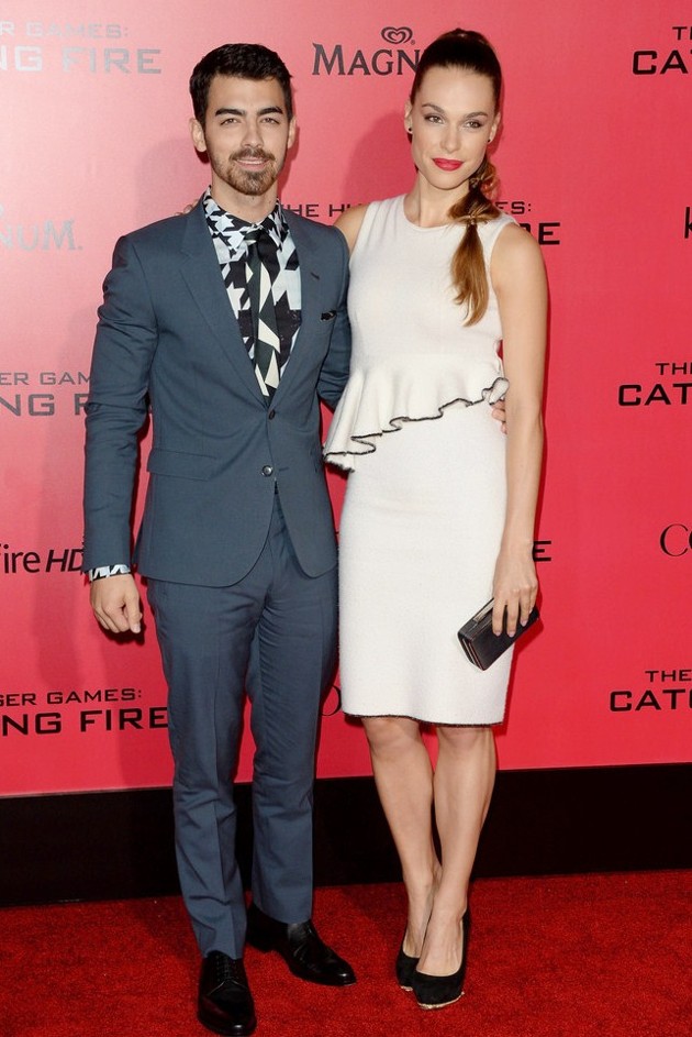 Gambar Foto Joe Jonas dan Blanda Eggenschwiler di Premiere Film 'The Hunger Games: Catching Fire'
