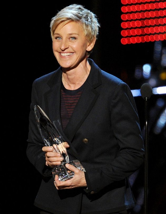 Gambar Foto Ellen DeGeneres Raih Piala Favorite Daytime TV Host