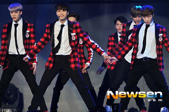 Gambar Foto Penampilan EXO di Ajang Seoul Music Awards 2014