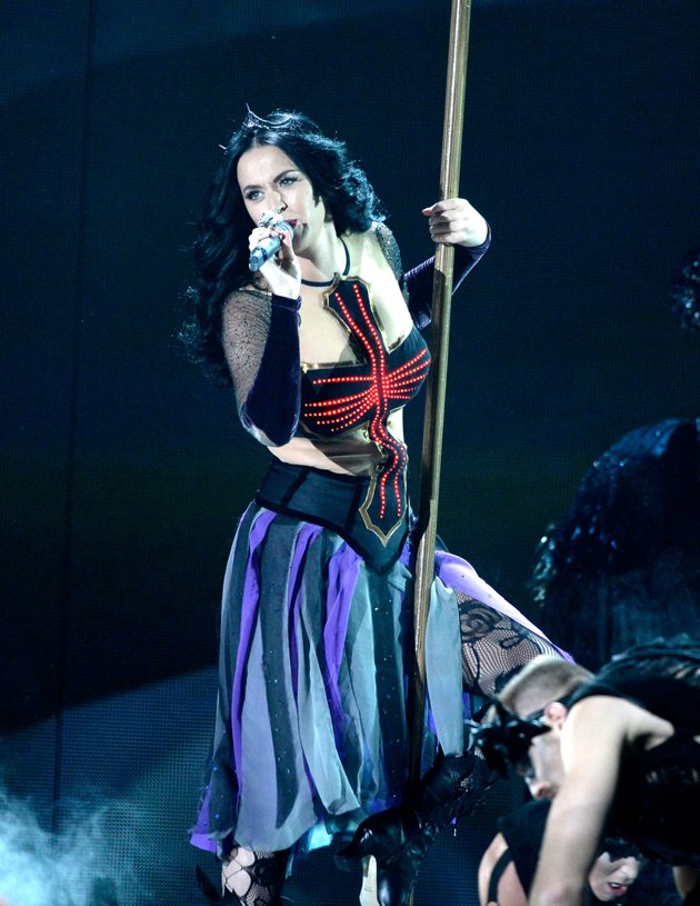 Gambar Foto Katy Perry Saat Nyanyikan Lagu 'Dark Horse'