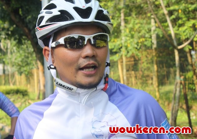 Gambar Foto Indra Bekti Bersepeda Dalam Rangka Launching Album 'Inbektrough'