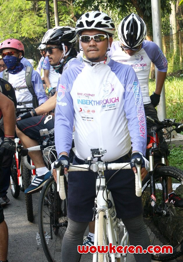Gambar Foto Indra Bekti Bersepeda Dalam Rangka Launching Album 'Inbektrough'